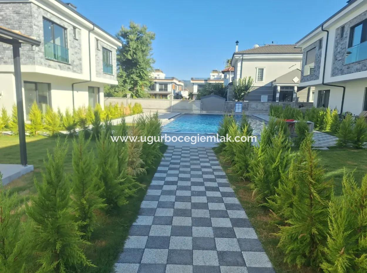 Karaçalı Da Site İçerisinde 3+1 Lüks İkiz Villa