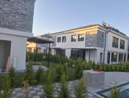 Karaçalı Da Site İçerisinde 3+1 Lüks İkiz Villalar