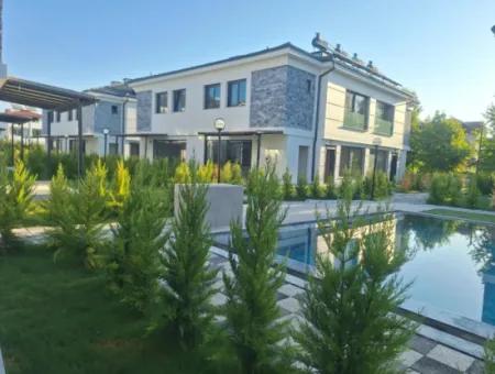 Karaçalı Da Site İçerisinde 3+1 Lüks İkiz Villalar