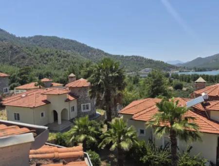 Dalaman Akkaya Vadisin De Doğa Huzurun Da Site İçerisin De 3+1 İkizsatılık Villa